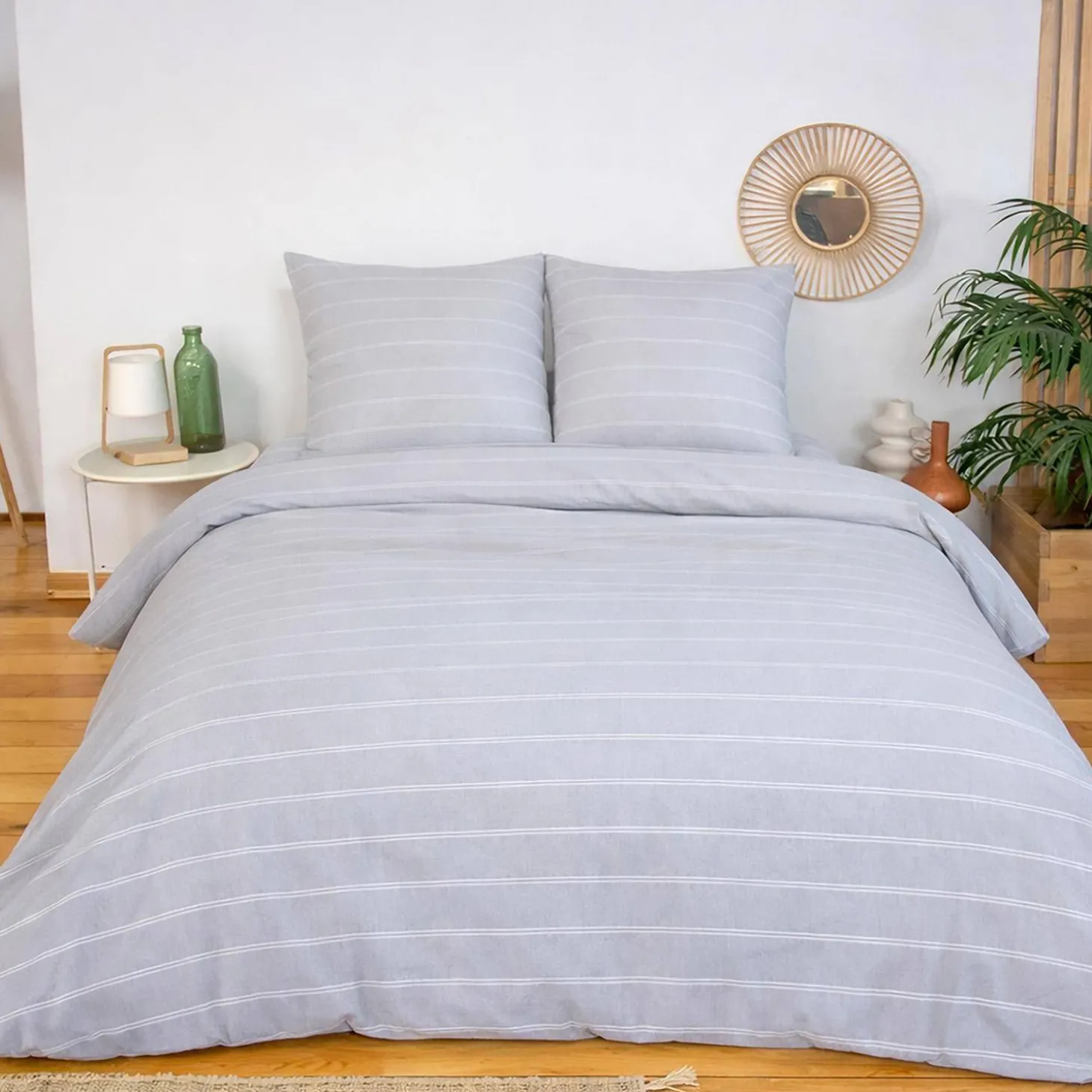 Jogo de cama de casal em microfibra com riscas cinza