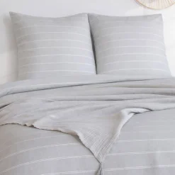 Jogo de cama de casal em microfibra com riscas cinza