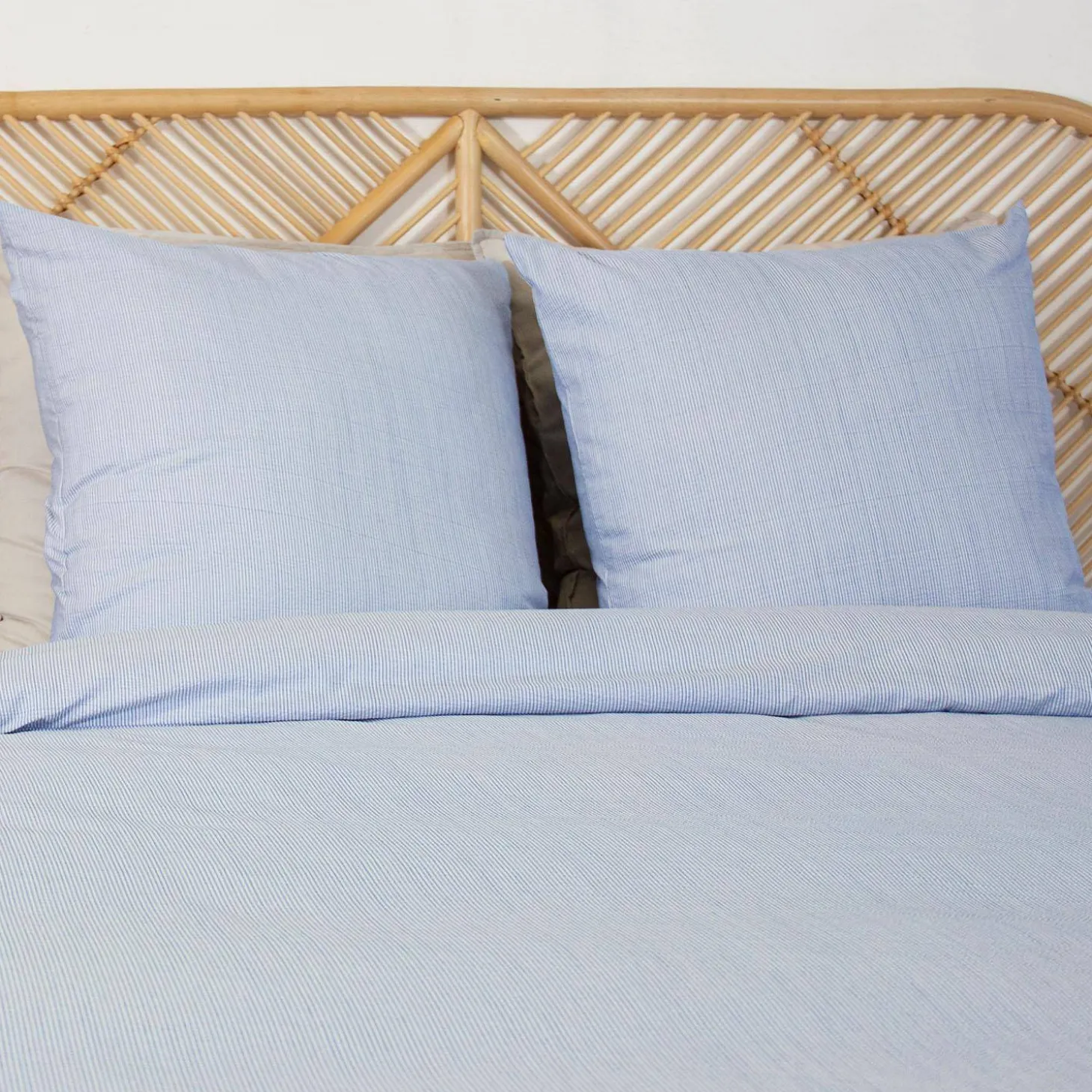 Jogo de cama de casal em microfibra com riscas azuis