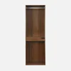 Módulo de closet com acabamento em madeira, varão e porta-calças