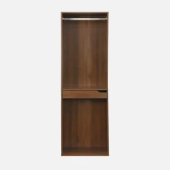 Módulo de closet com acabamento em madeira, varão e porta-calças
