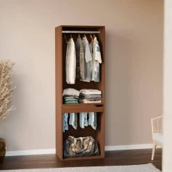 Módulo de closet com acabamento em madeira, varão e porta-calças