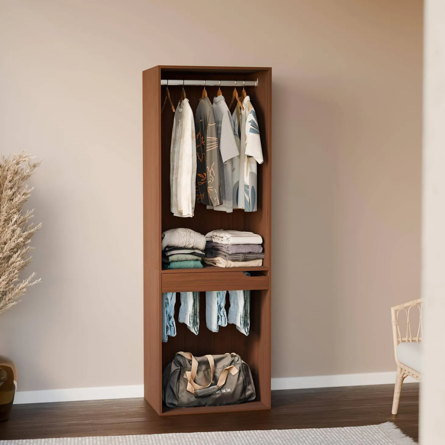 Módulo de closet com acabamento em madeira, varão e porta-calças