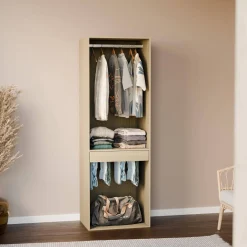 Módulo de guarda-roupa com espaço para pendurar e suporte para calças