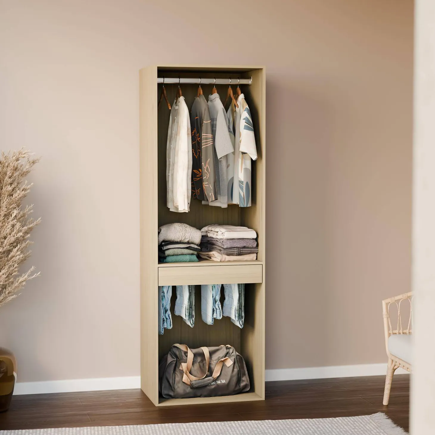 Módulo de guarda-roupa com espaço para pendurar e suporte para calças