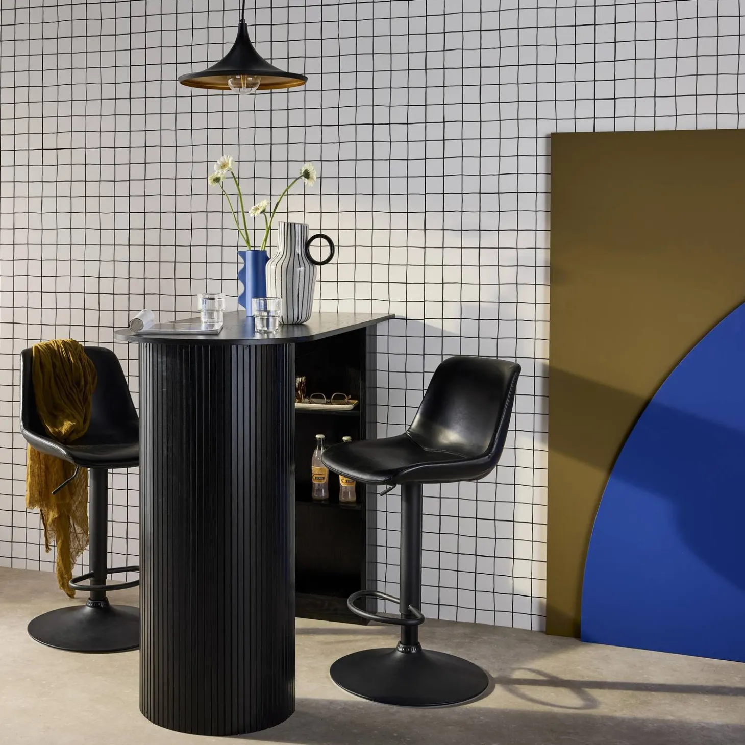 Mesa alta de cozinha decorada em madeira com armazenamento