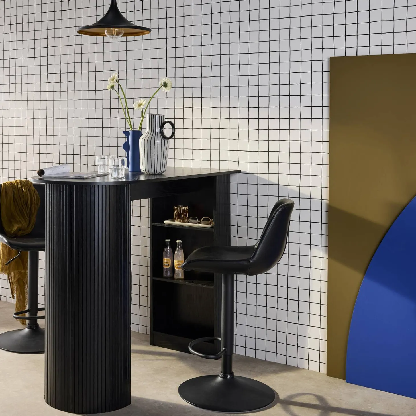 Mesa alta de cozinha decorada em madeira com armazenamento