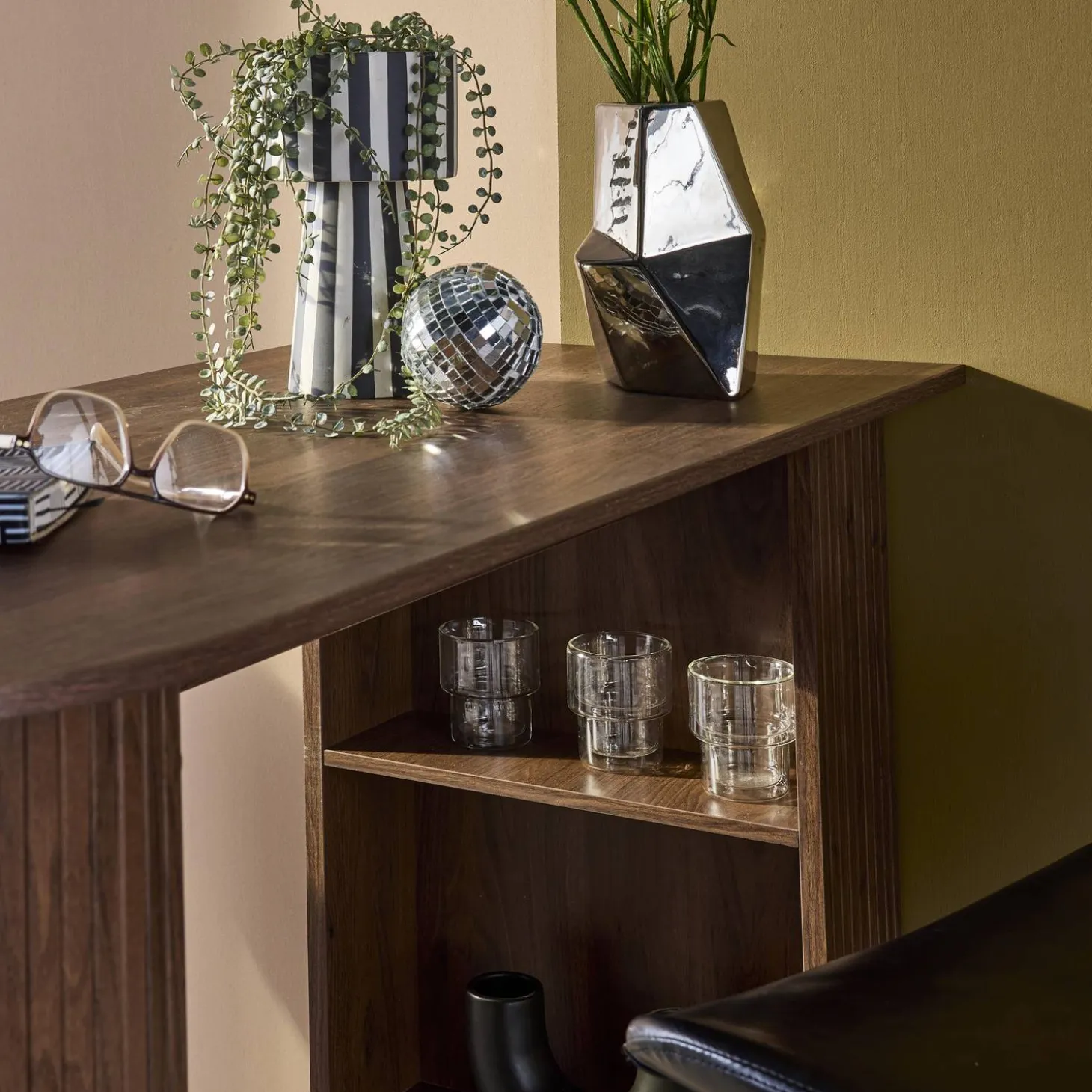 Mesa alta de cozinha decorada em madeira com armazenamento