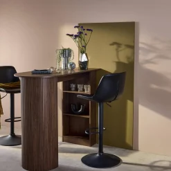 Mesa alta de cozinha decorada em madeira com armazenamento