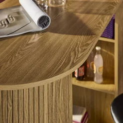 Mesa alta de cozinha decorada em madeira com armazenamento