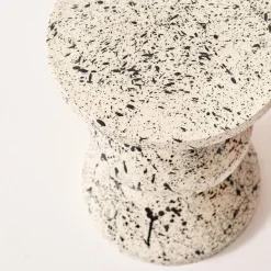 Mesa auxiliar em aço esmaltado de padrão salpicado