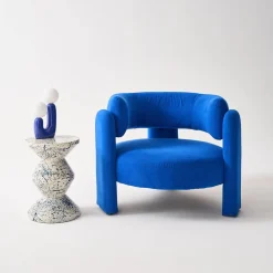 Mesa auxiliar em aço esmaltado de padrão salpicado