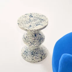 Mesa auxiliar em aço esmaltado de padrão salpicado