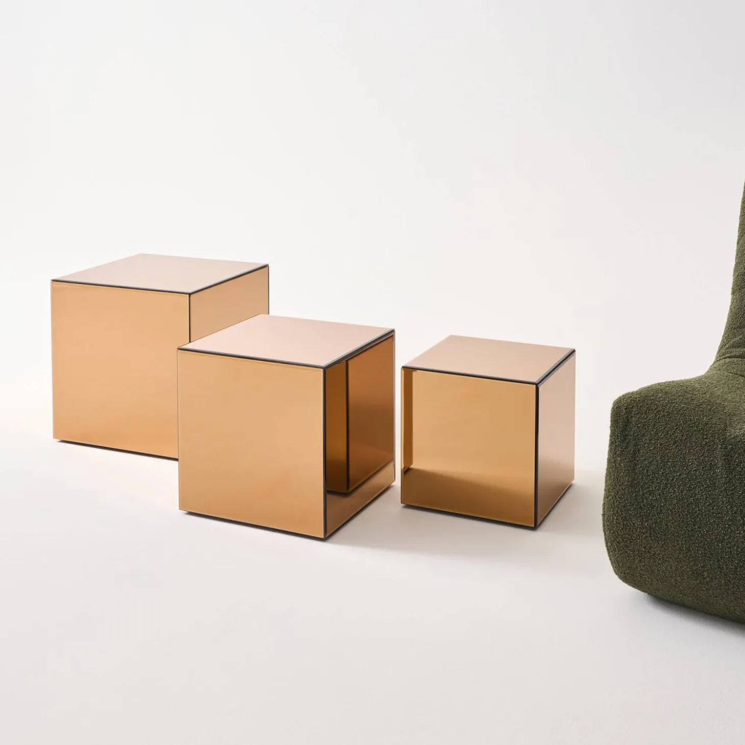 Mesa de apoio cubo espelhado, 40cm