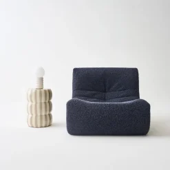 Mesa de apoio em aço esmaltado com listras