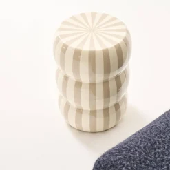 Mesa de apoio em aço esmaltado com listras