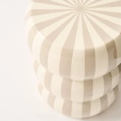 Mesa de apoio em aço esmaltado com listras