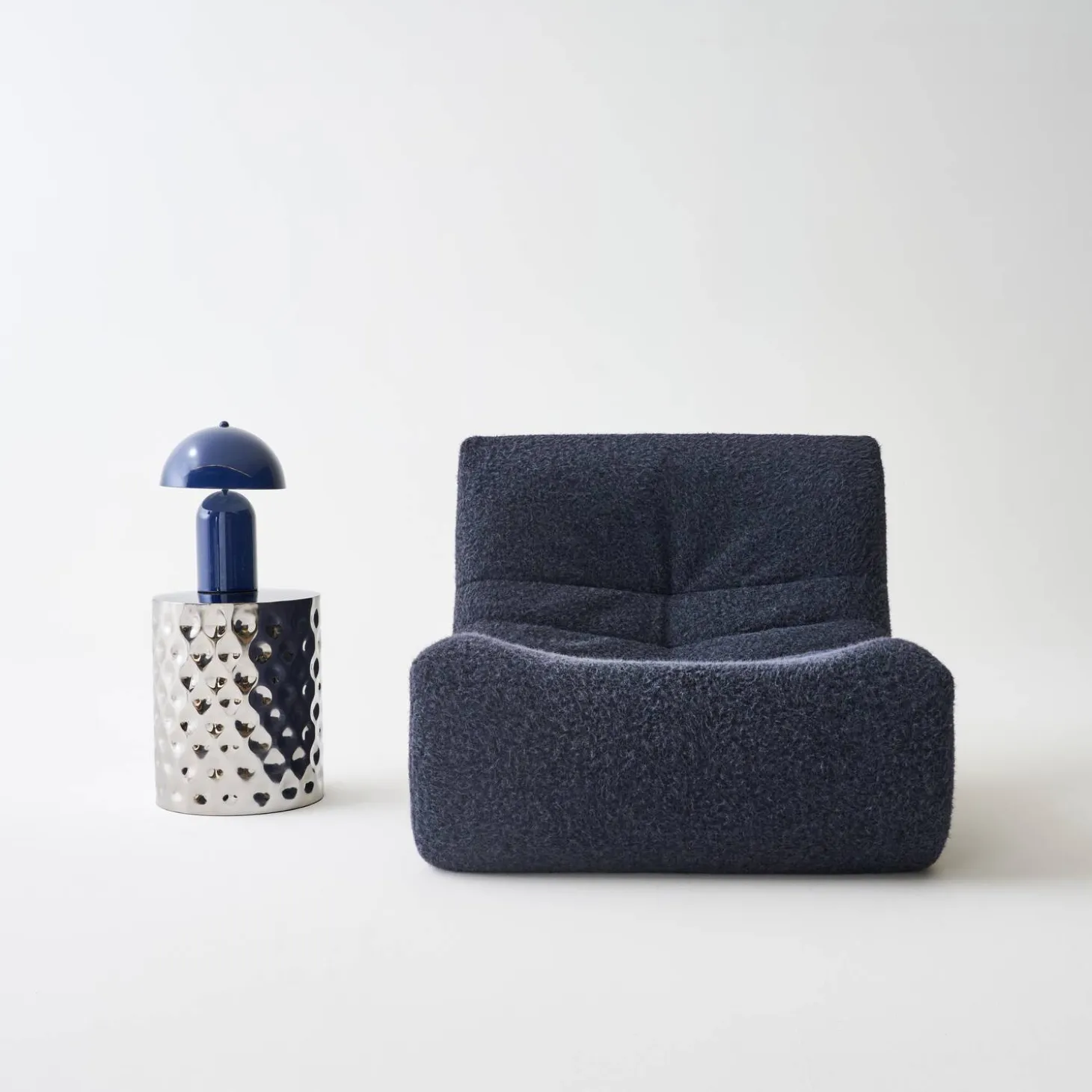 Mesa de apoio em aço esmaltado cromado
