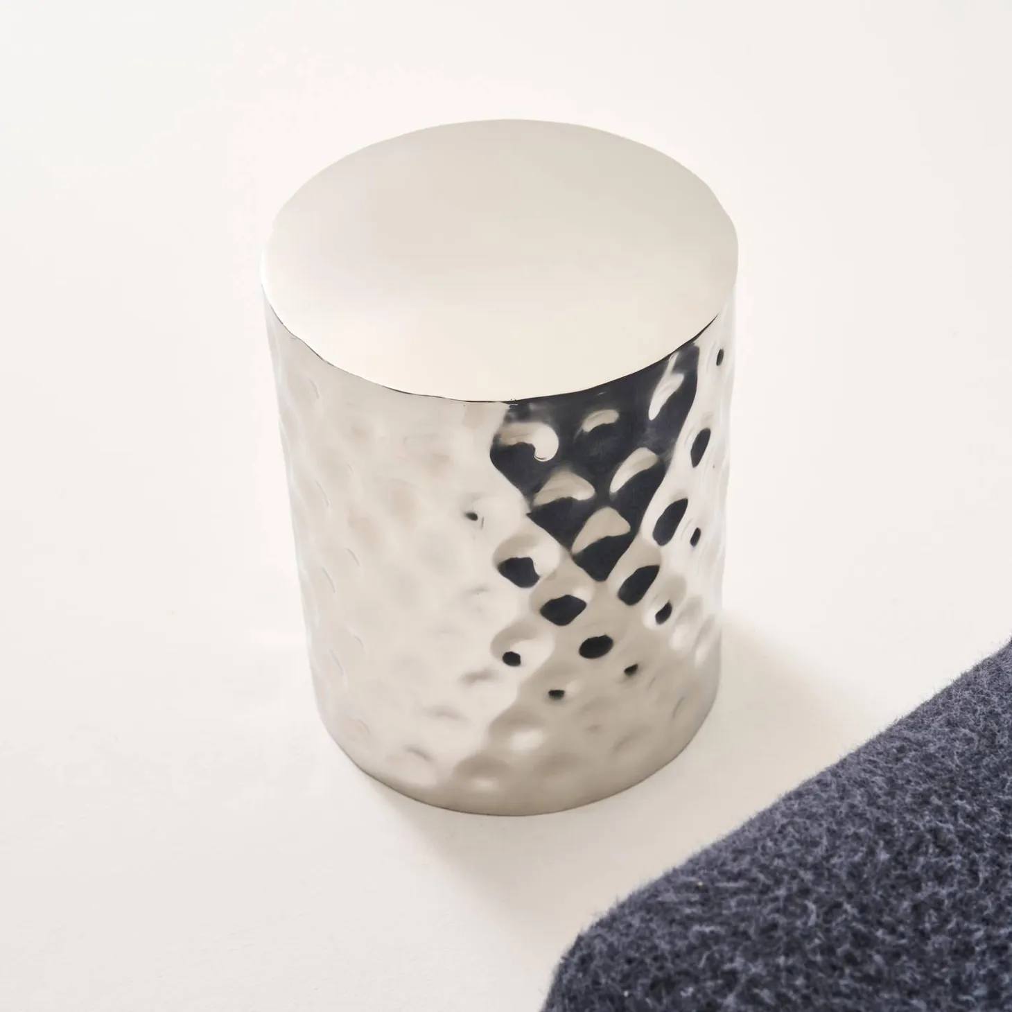 Mesa de apoio em aço esmaltado cromado