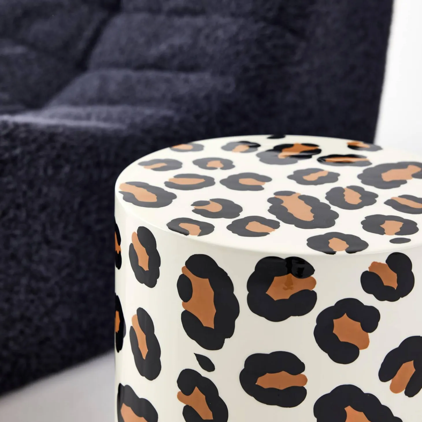Mesa de apoio em aço esmaltado de padrão leopardo