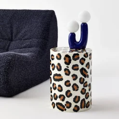 Mesa de apoio em aço esmaltado de padrão leopardo