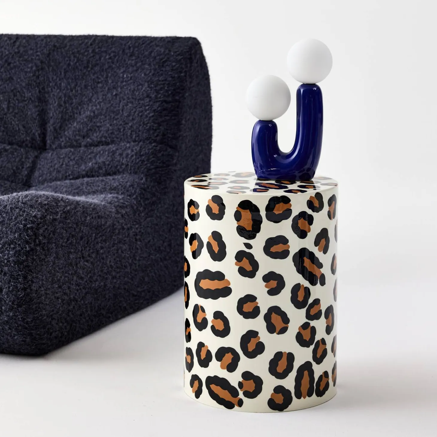 Mesa de apoio em aço esmaltado de padrão leopardo