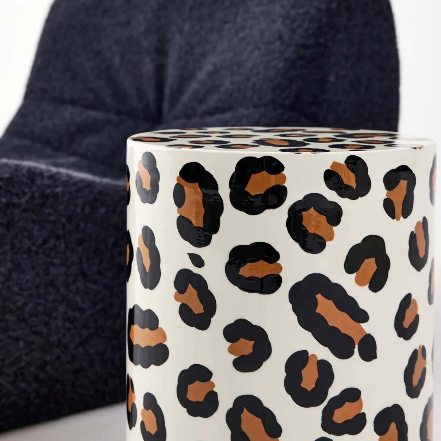 Mesa de apoio em aço esmaltado de padrão leopardo