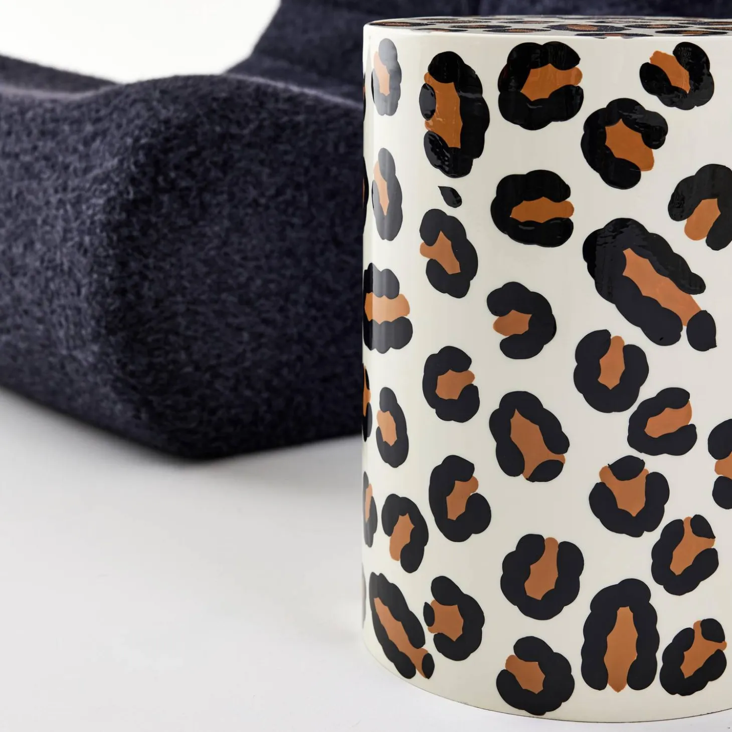 Mesa de apoio em aço esmaltado de padrão leopardo