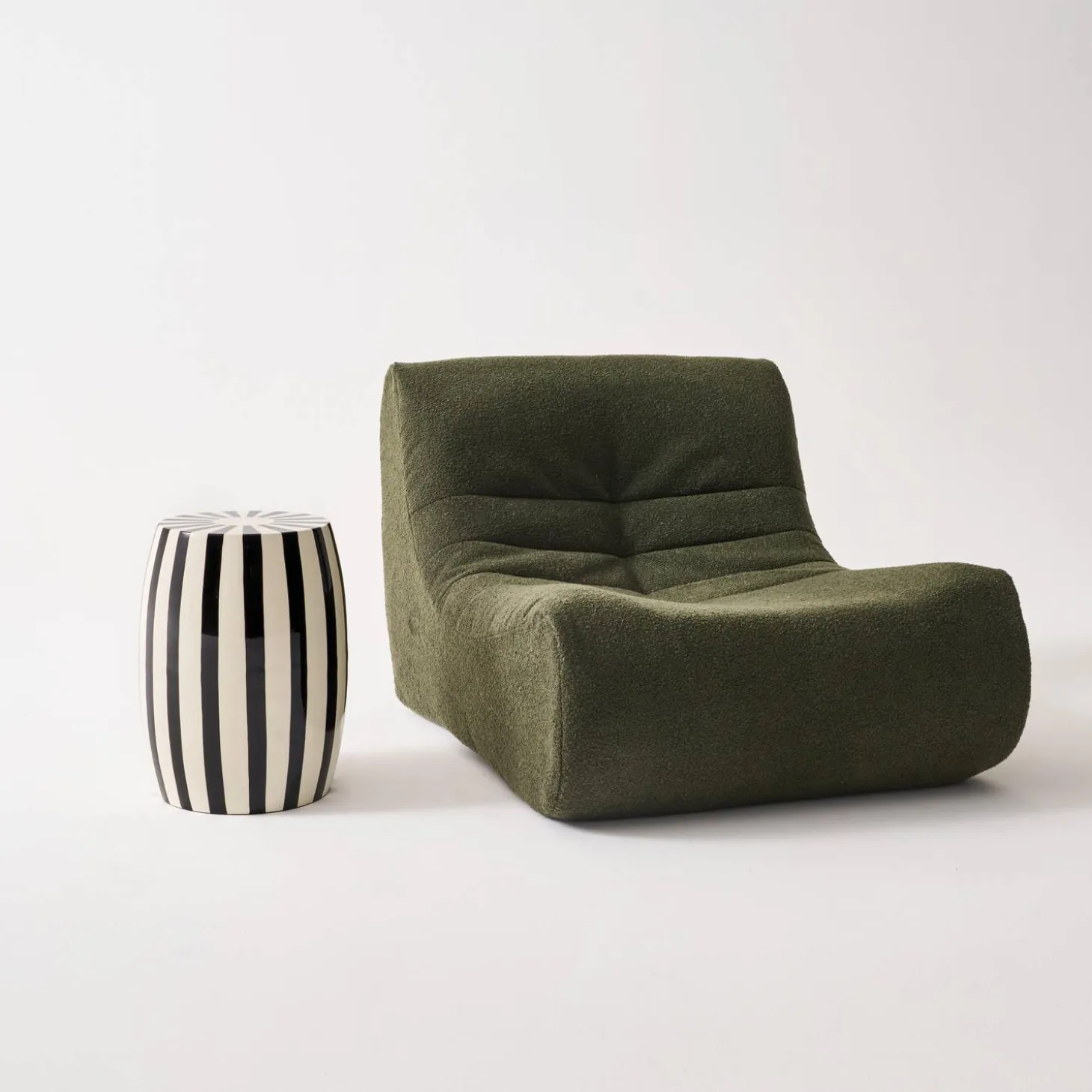 Mesa de apoio em aço esmaltado, listras bicolores