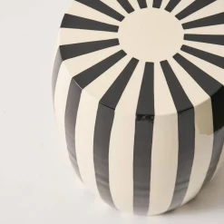 Mesa de apoio em aço esmaltado, listras bicolores