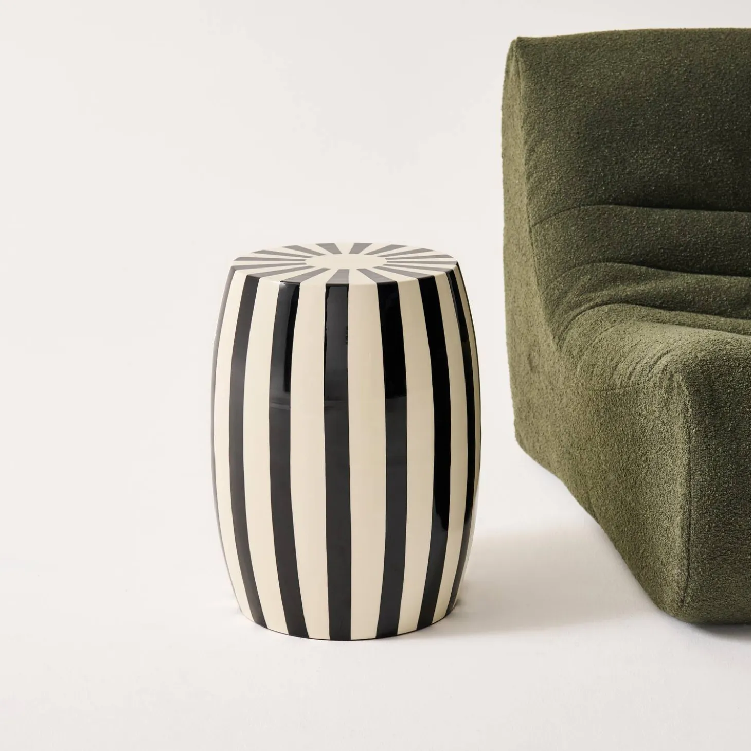 Mesa de apoio em aço esmaltado, listras bicolores