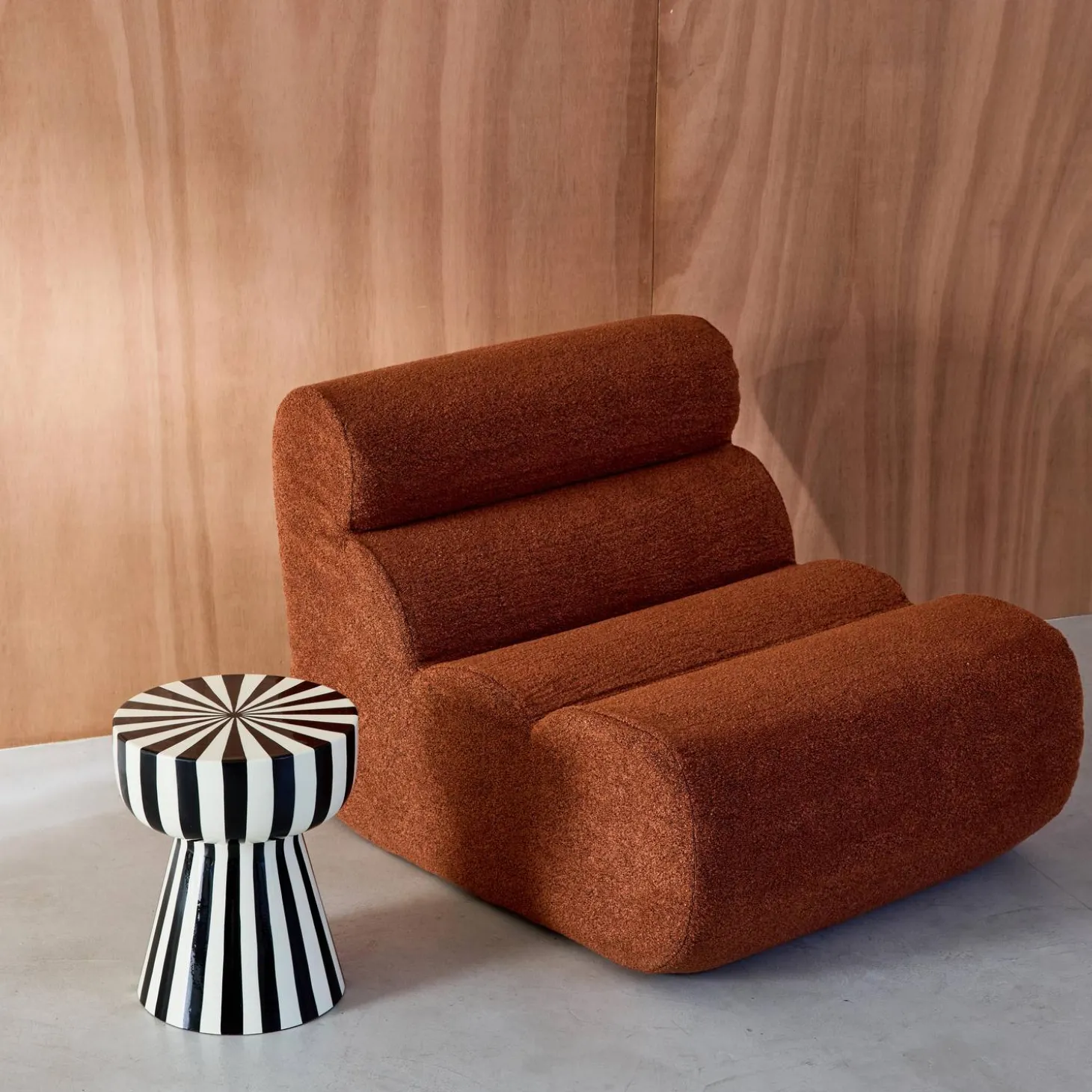 Mesa de apoio em aço esmaltado listras