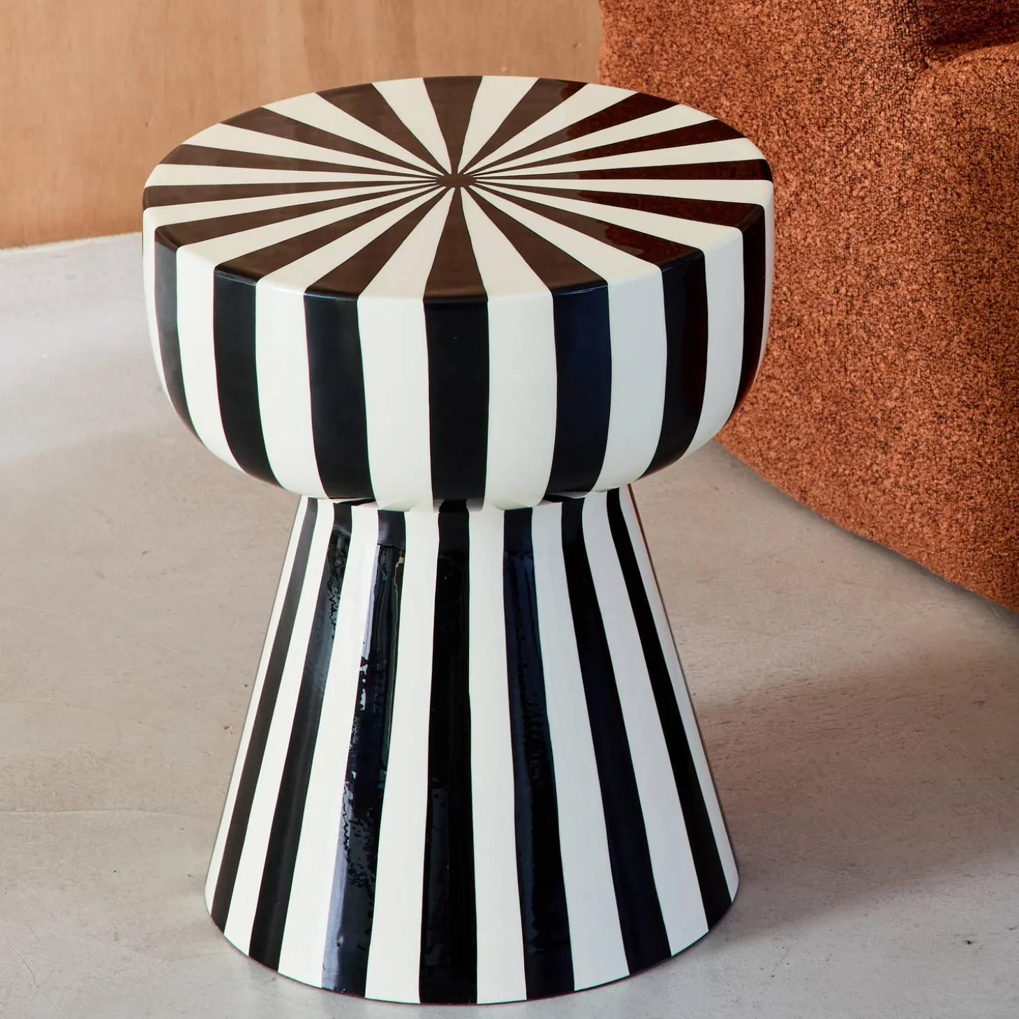 Mesa de apoio em aço esmaltado listras