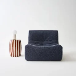 Mesa de apoio em aço esmaltado, listras bicolores