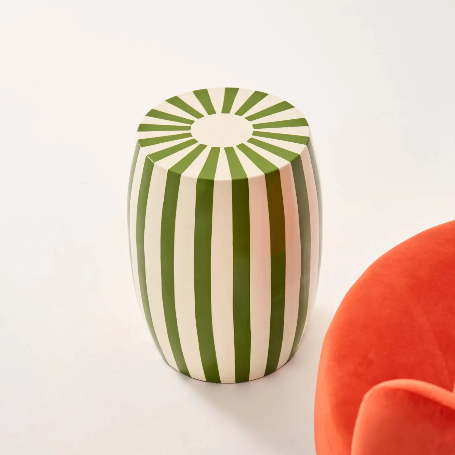 Mesa de apoio em aço esmaltado, listras bicolores