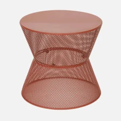 Mesa de apoio externa de aço com efeito de gradeamento