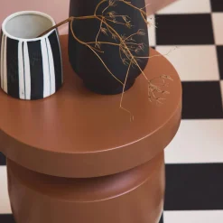 Mesa de apoio o mesa de cabeceira em metal
