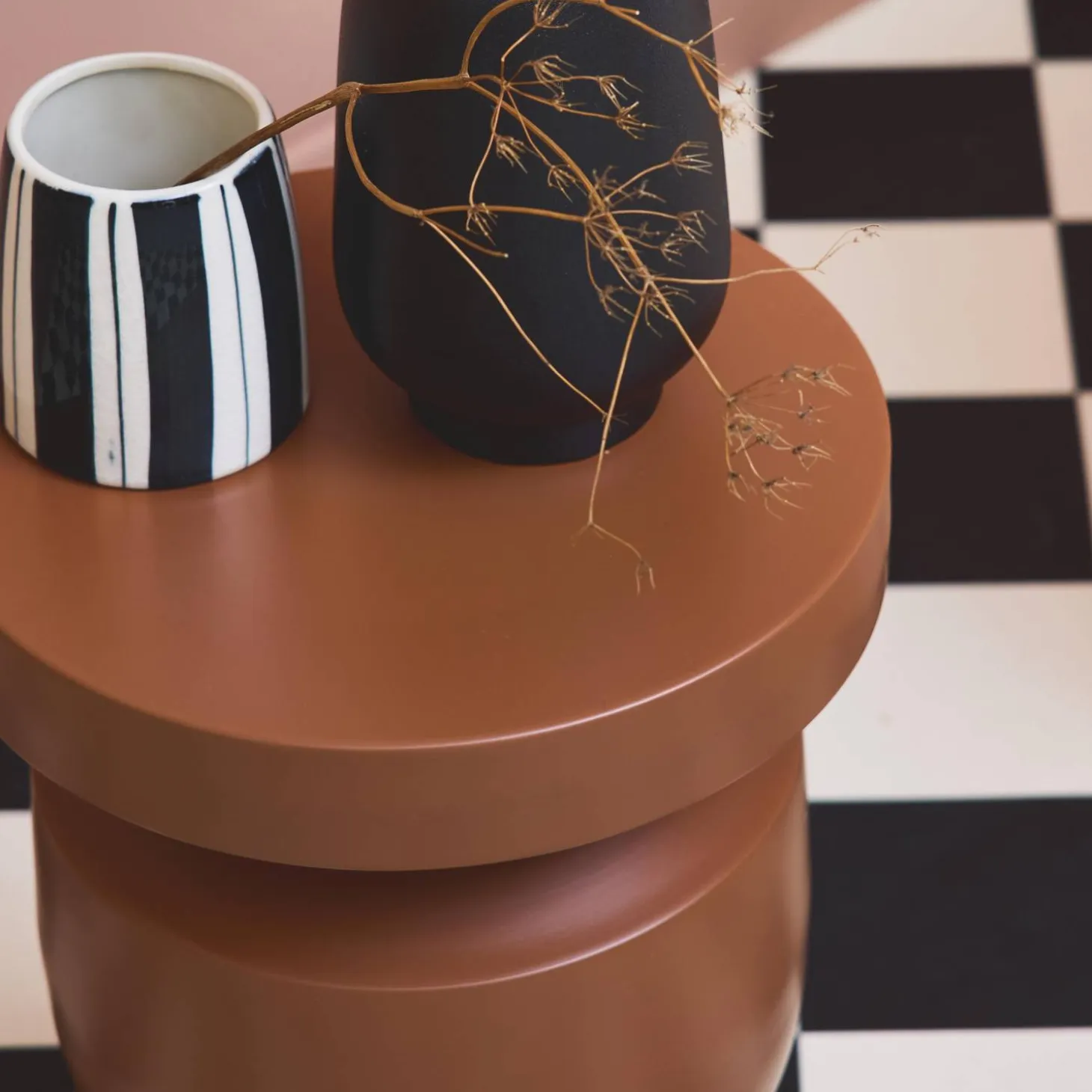 Mesa de apoio o mesa de cabeceira em metal