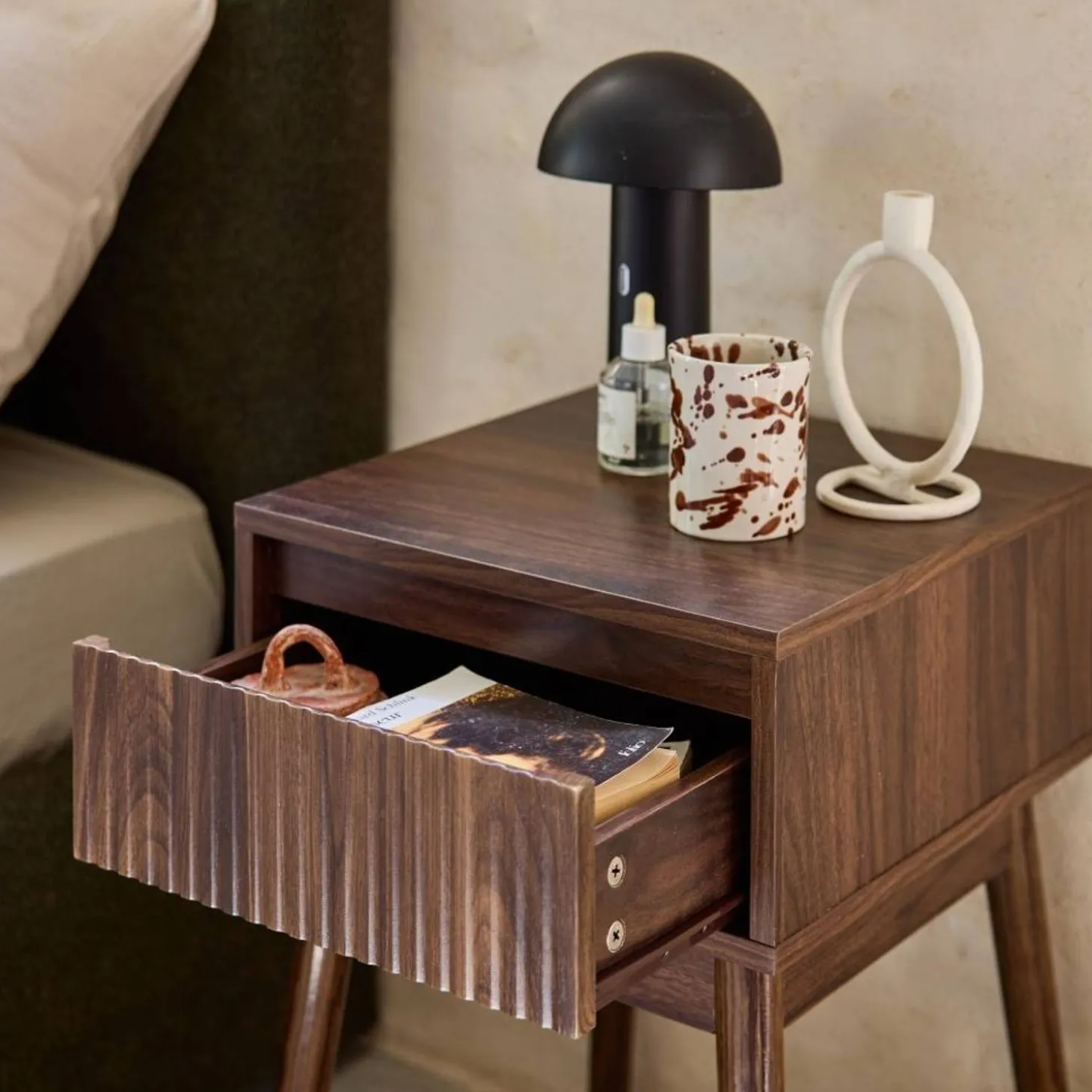 Mesa de cabeceira com efeito madeira, 1 gaveta