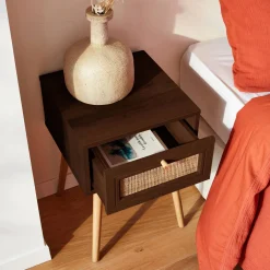 Mesa de cabeceira com efeito madeira e cana, 1 gaveta