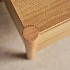 Mesa de cabeceira com 2 gavetas