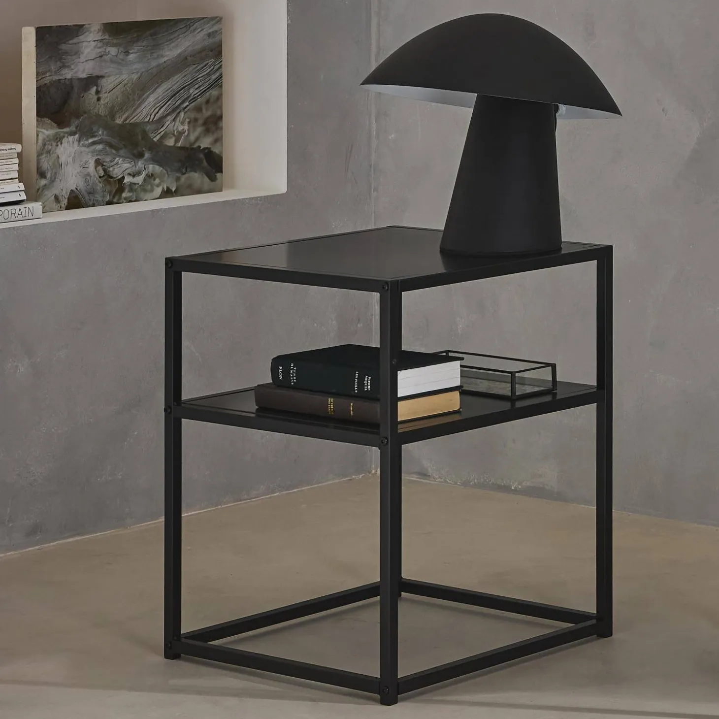 Mesa de cabeceira em metal preto com prateleira