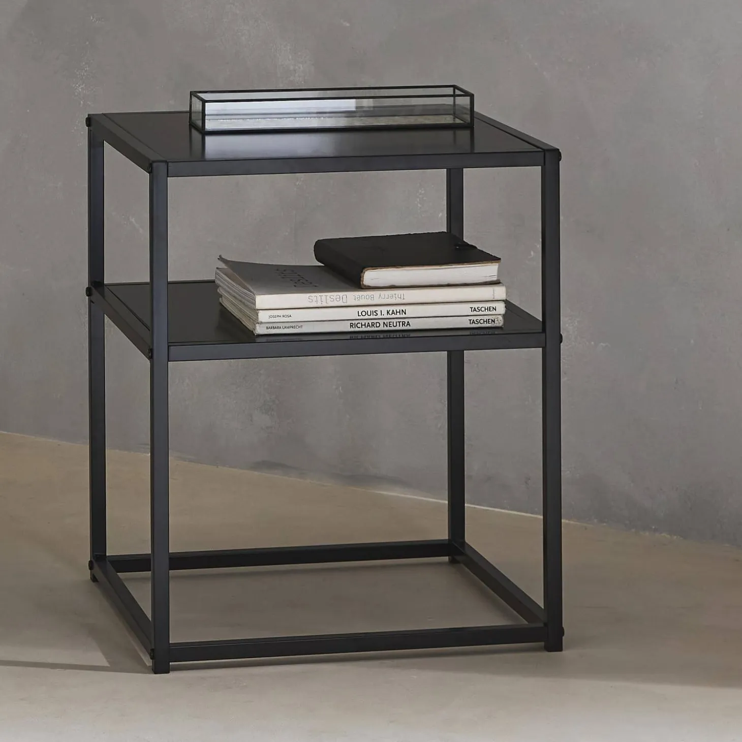 Mesa de cabeceira em metal preto com prateleira