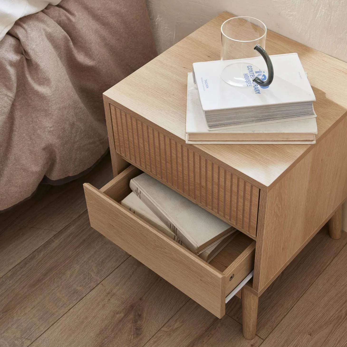 Mesa de cabeceira escandinavo de 2 gavetas