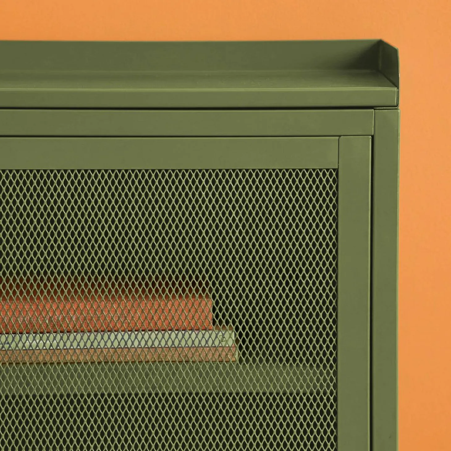 Mesa de cabeceira industrial em metal com 1 porta