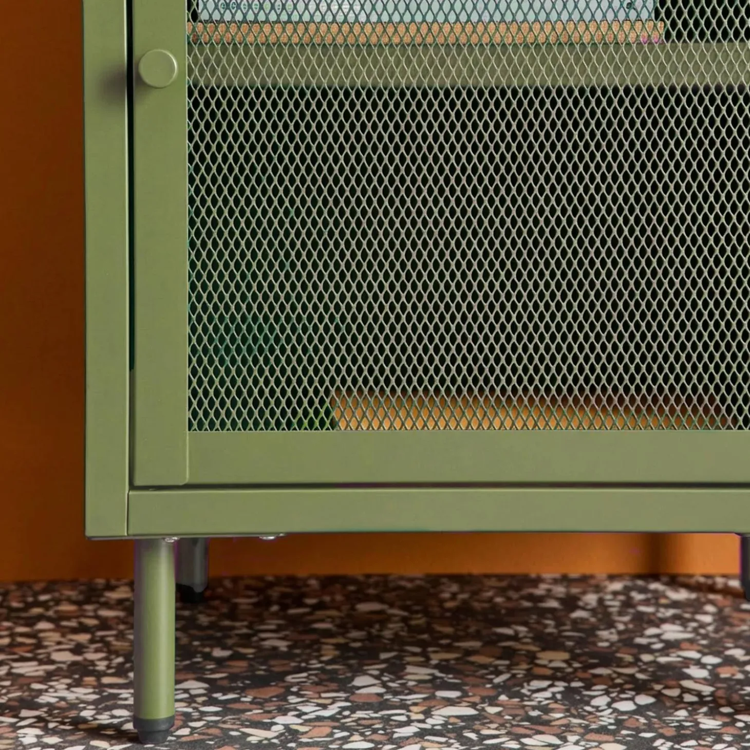Mesa de cabeceira industrial em metal com 1 porta
