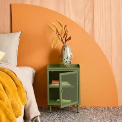 Mesa de cabeceira industrial em metal com 1 porta