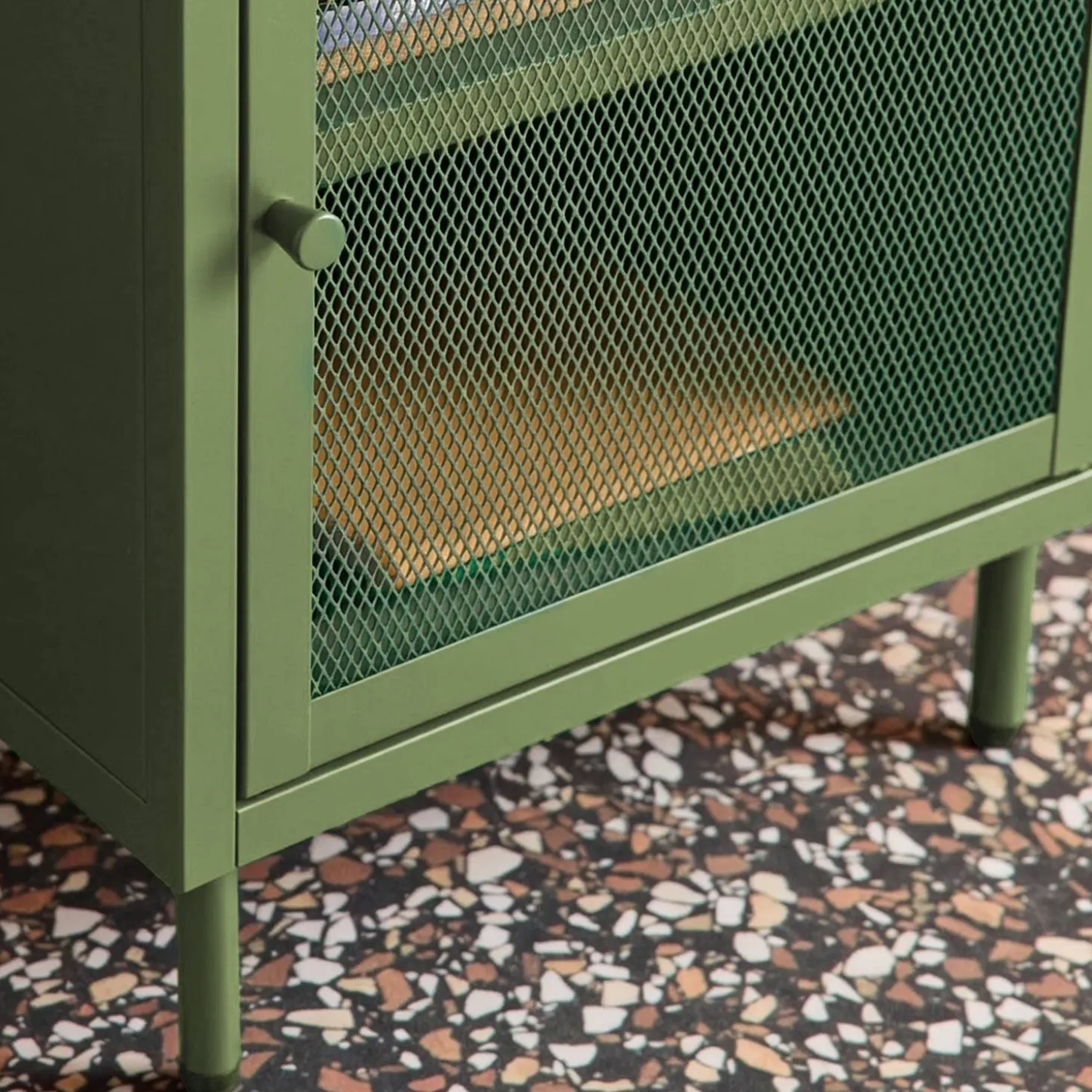 Mesa de cabeceira industrial em metal com 1 porta