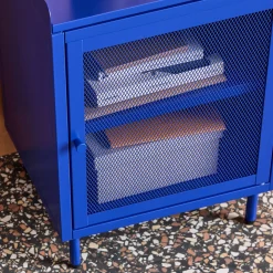 Mesa de cabeceira industrial em metal com 1 porta