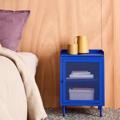Mesa de cabeceira industrial em metal com 1 porta